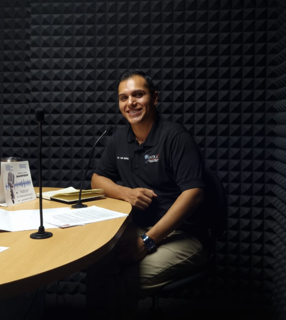 Javier Martínez en cabina de radio